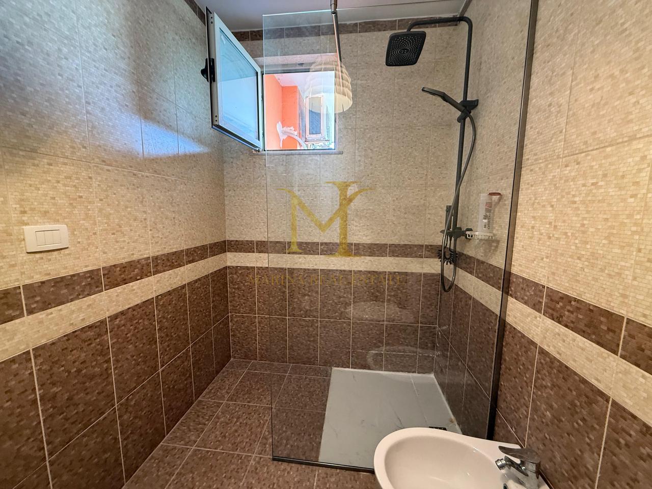SHITET APARTAMENT 1+1 ME KUZHINE TE VECUAR + VERANDE NE PLEPA KOMPLEKSI ROTONDO !
