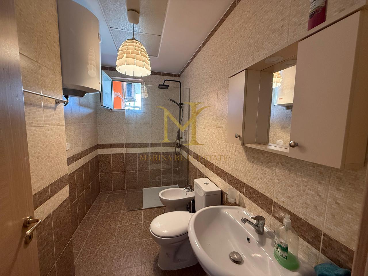 SHITET APARTAMENT 1+1 ME KUZHINE TE VECUAR + VERANDE NE PLEPA KOMPLEKSI ROTONDO !