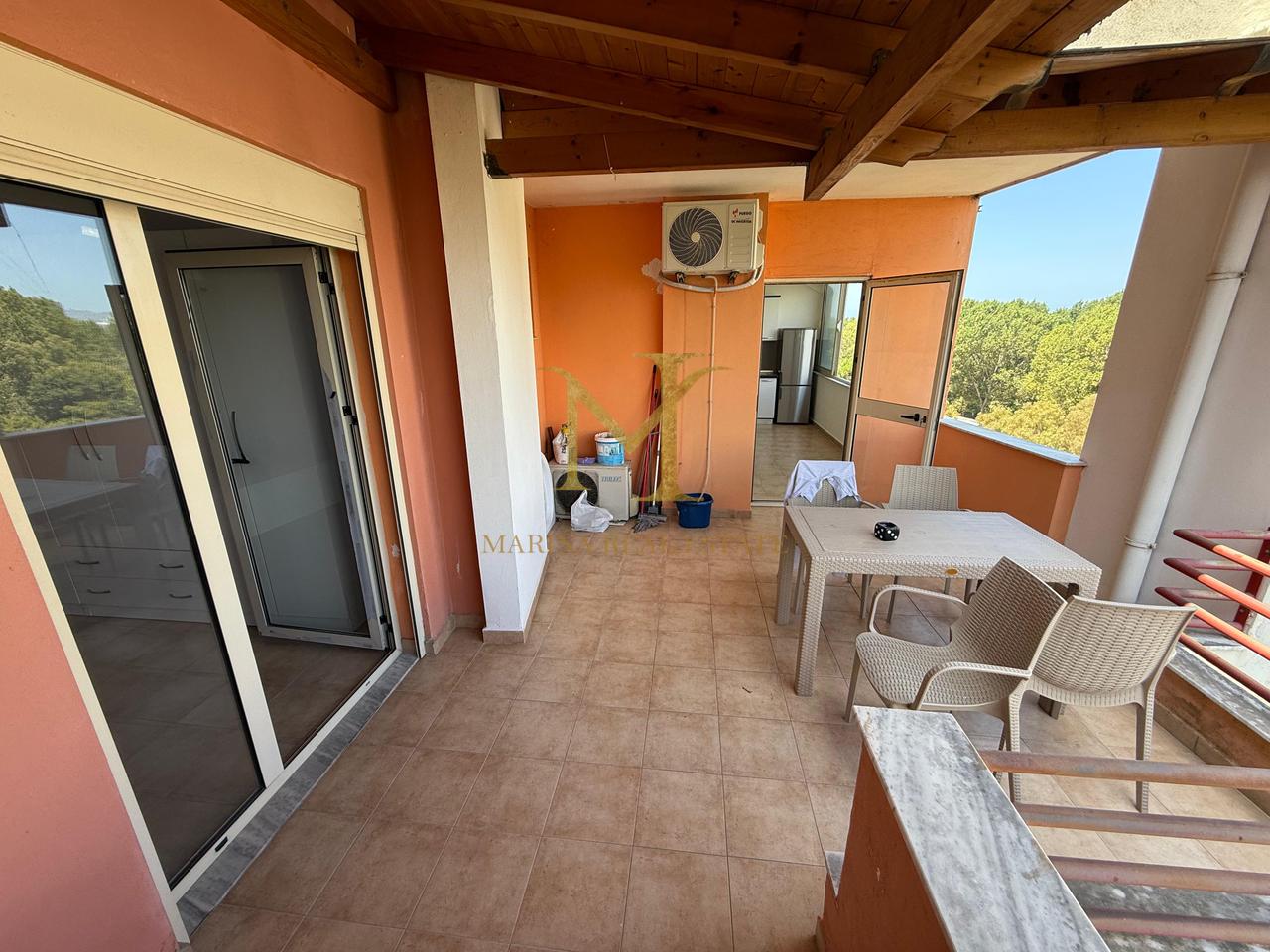 SHITET APARTAMENT 1+1 ME KUZHINE TE VECUAR + VERANDE NE PLEPA KOMPLEKSI ROTONDO !