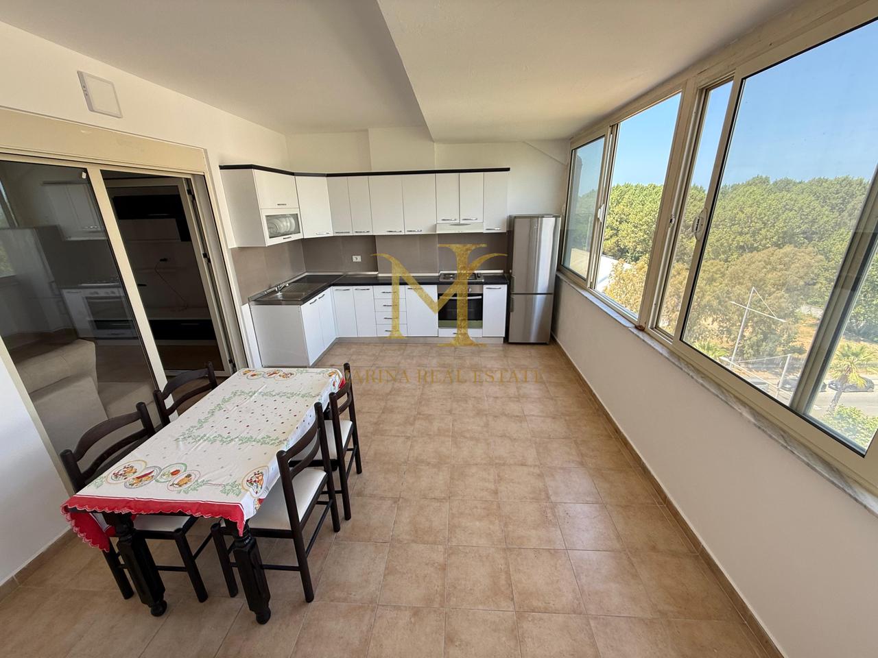 SHITET APARTAMENT 1+1 ME KUZHINE TE VECUAR + VERANDE NE PLEPA KOMPLEKSI ROTONDO !