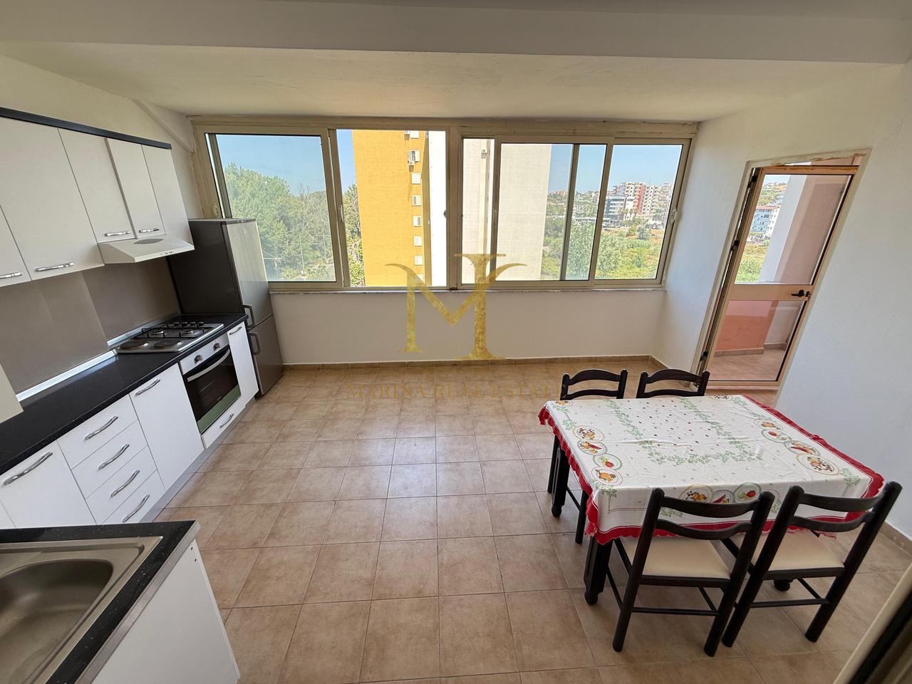 SHITET APARTAMENT 1+1 ME KUZHINE TE VECUAR + VERANDE NE PLEPA KOMPLEKSI ROTONDO !