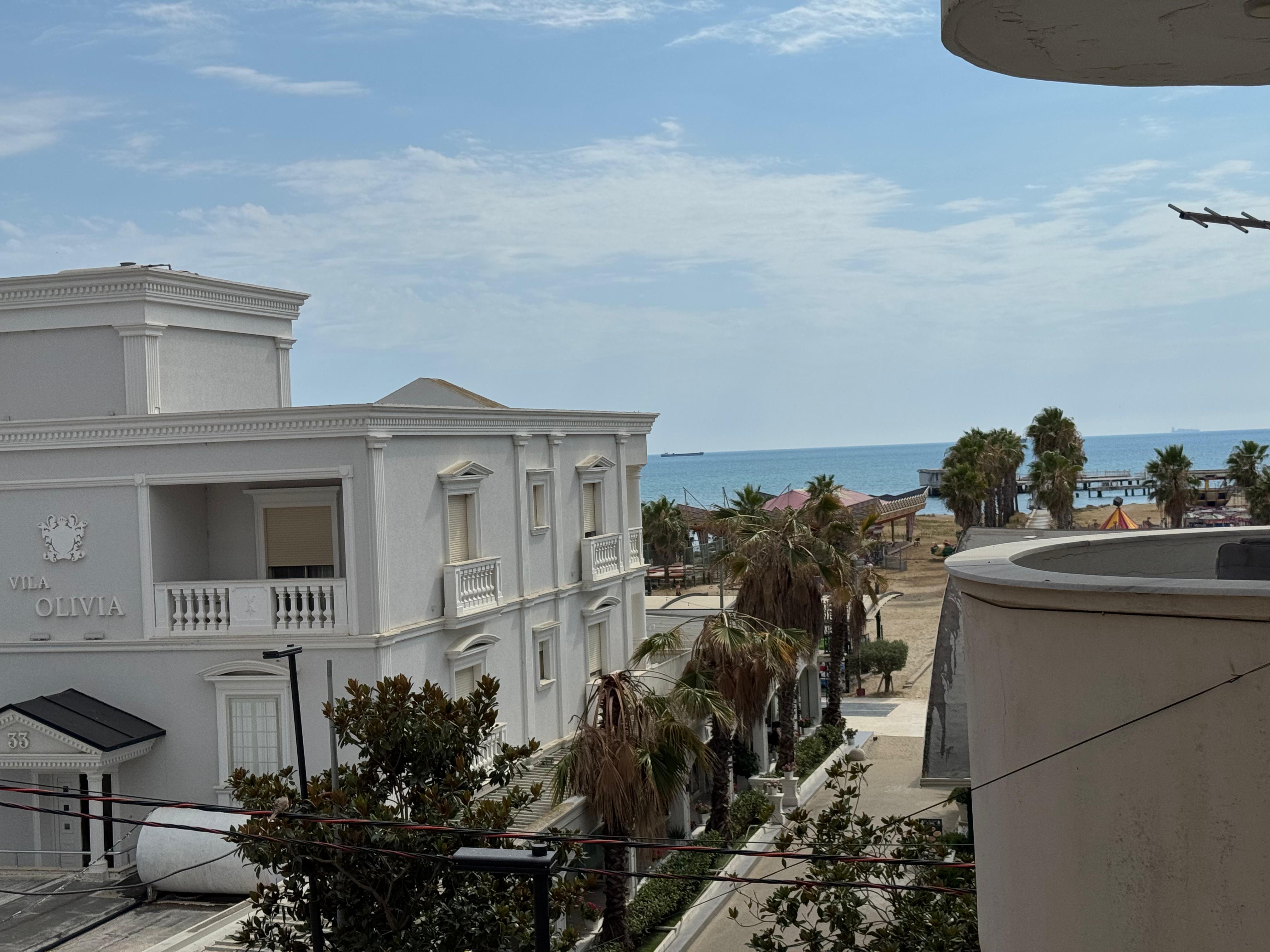 OFROHET PER SHITJE APARTAMENT 1+1 ME PAMJE DETI DHE GARAZHD NE PLAZH HEKURUDHA!!