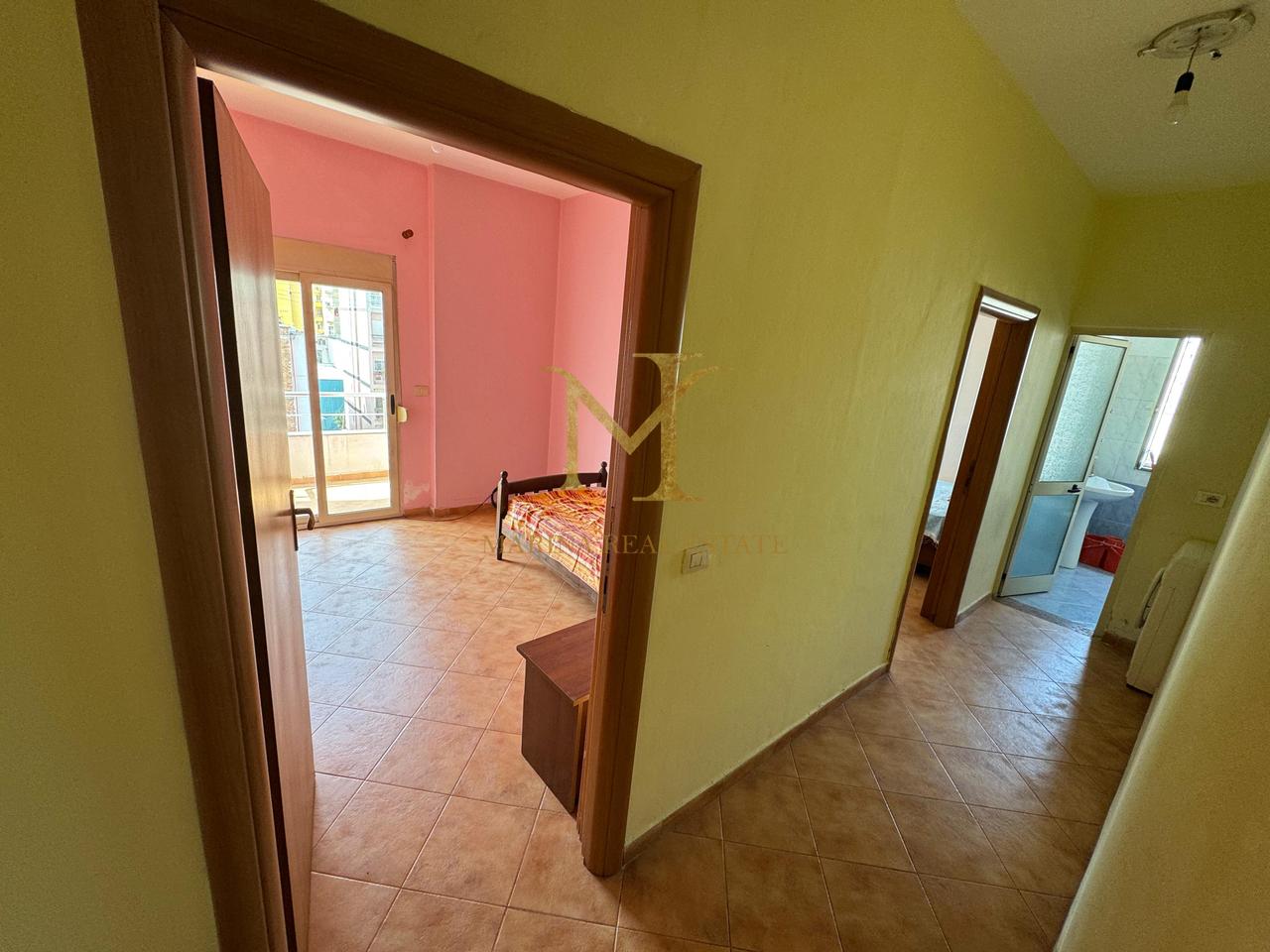 ? VENDESI APPARTAMENTO 2+1 A DURRËS – POSIZIONE FANTASTICA!