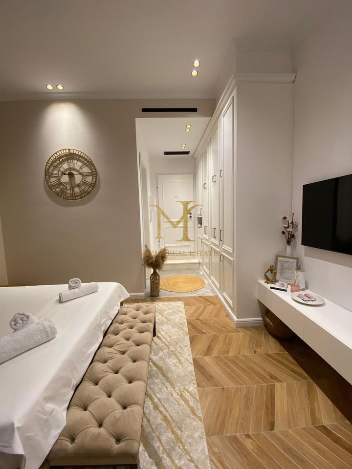 Apartament 1+1 me verandë për shitje në Radhimë – (i ndare ne 2 garsoniere)