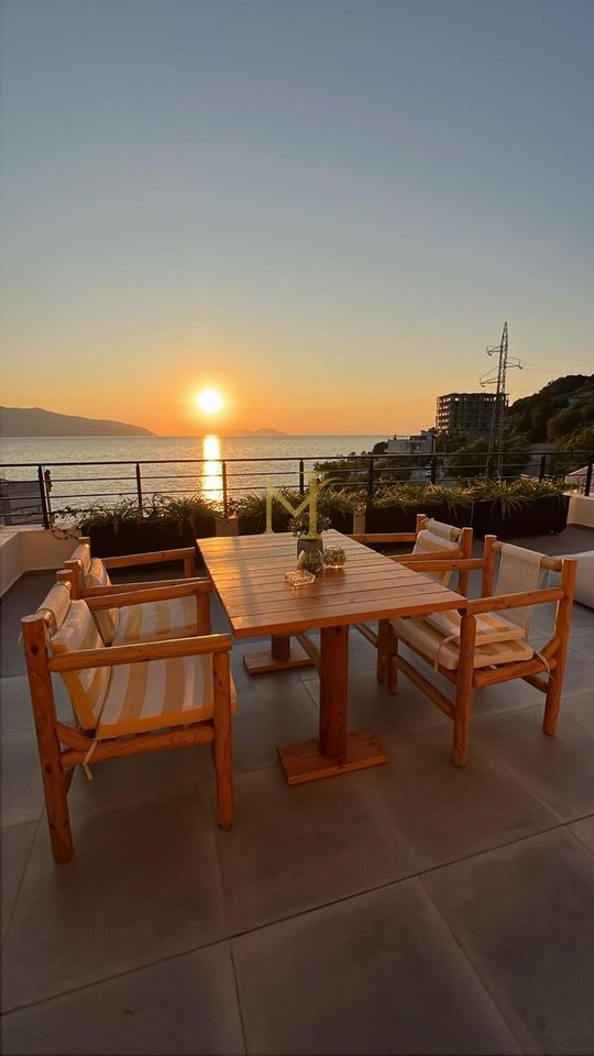 Apartament 1+1 me verandë për shitje në Radhimë – (i ndare ne 2 garsoniere)