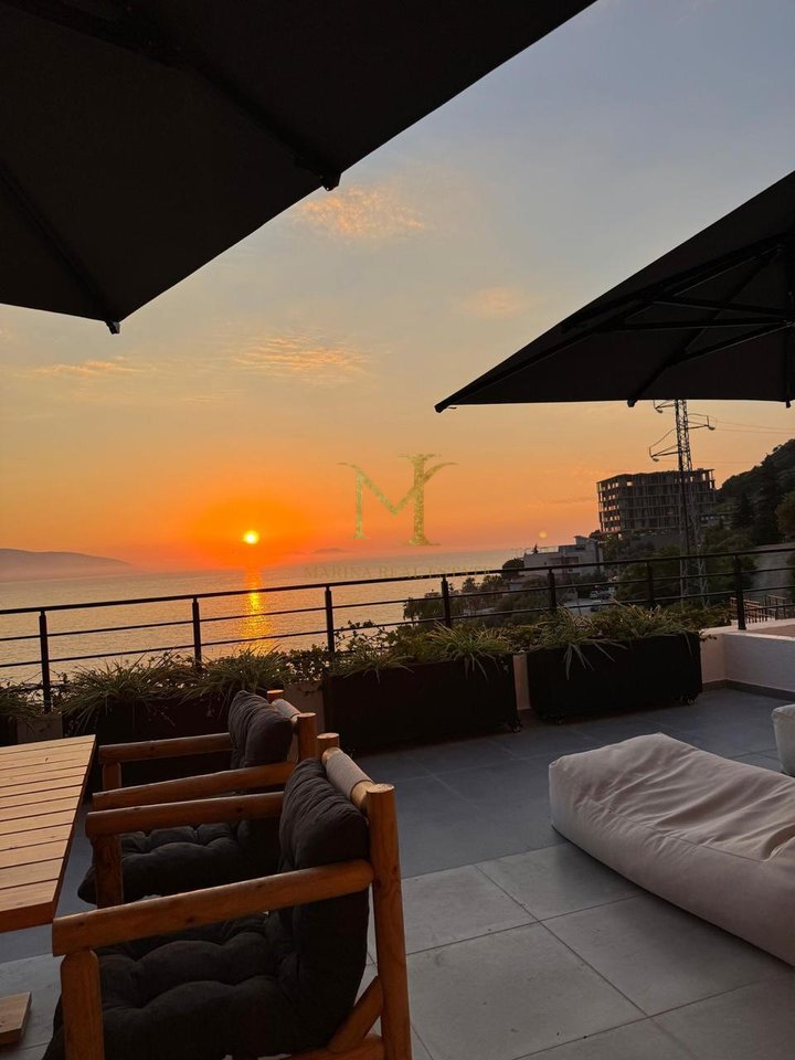 Apartament 1+1 me verandë për shitje në Radhimë – (i ndare ne 2 garsoniere)