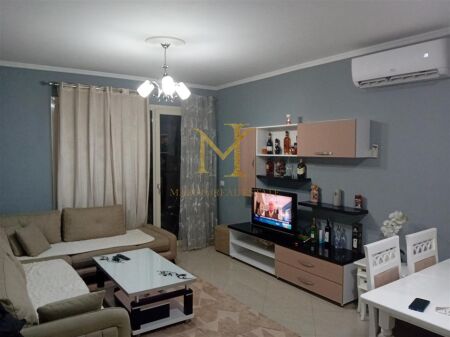 JEPET APARTAMENT ME QERA 1+1 HYRJA E DURRESIT