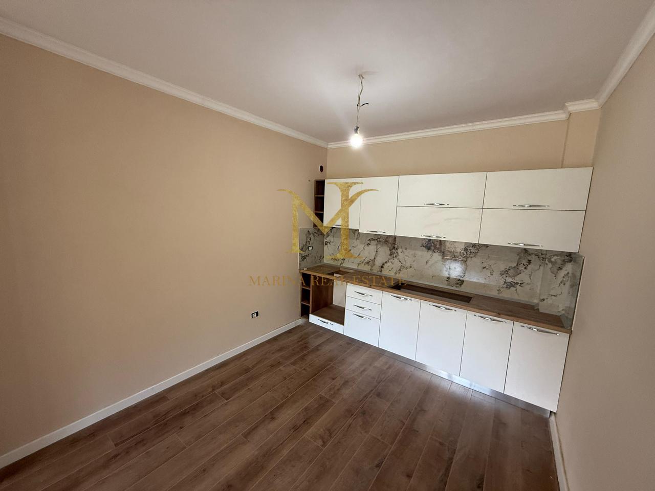 Vendesi Appartamento 1+1, 75 m2, Scogliera di Kavajë!!
