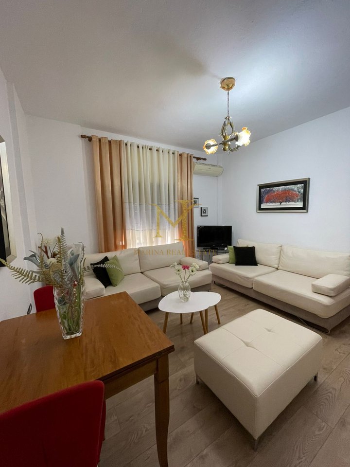 Qera apartamenti 1+1 Durres, tek Markata