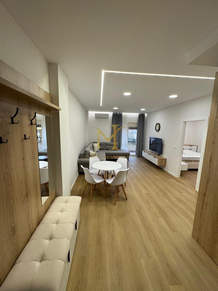 VENDESI APPARTAMENTO 1+1 SULLA SPIAGGIA FERROVIARIA, DURAZZO!