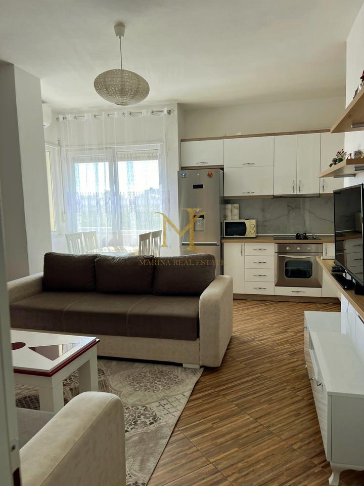 OFROHET ME QERA APARTAMENT 2+1 ME VERANDE, NE PLAZH PERBALLE ME FLORIDEN