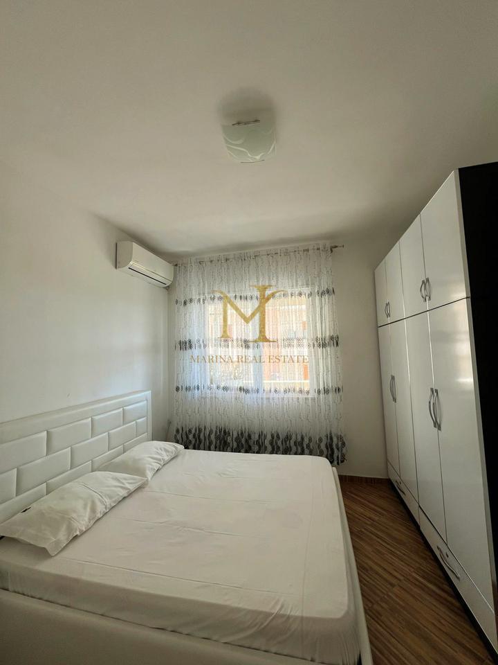 OFROHET ME QERA APARTAMENT 2+1 ME VERANDE, NE PLAZH PERBALLE ME FLORIDEN