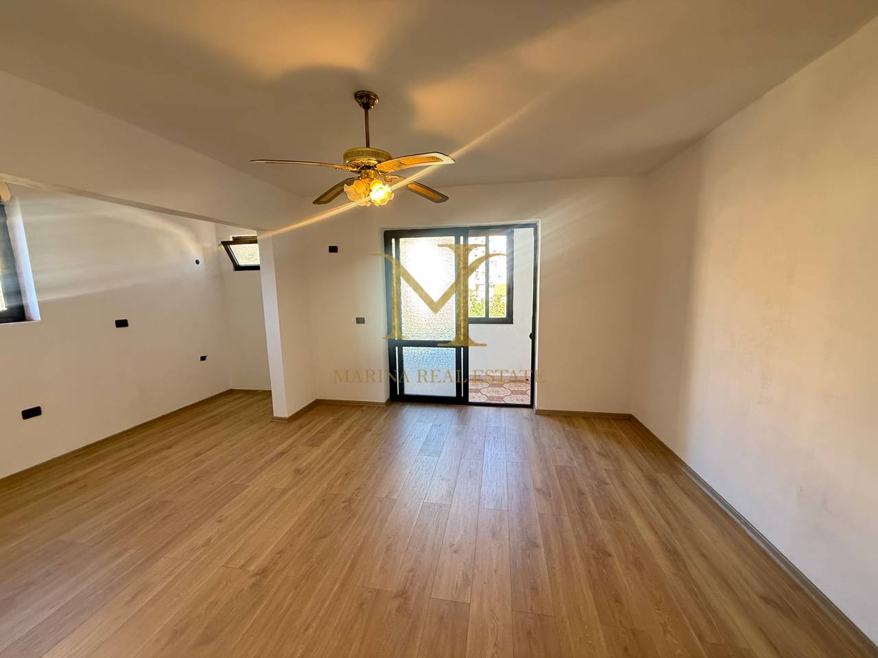 VENDESI APPARTAMENTO 2+1+2 BALCONI, VICINO AL PALAZZO DELLO SPORT!