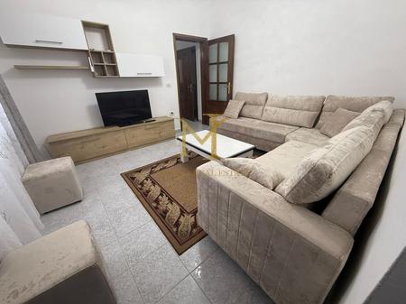 Jepet me qera apartament ne Durres, Qender. 1+1