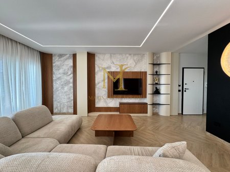 Shitet Papafingo luksoze në vijë të parë të detit, në Plazh pranë Hotel Adriatik.