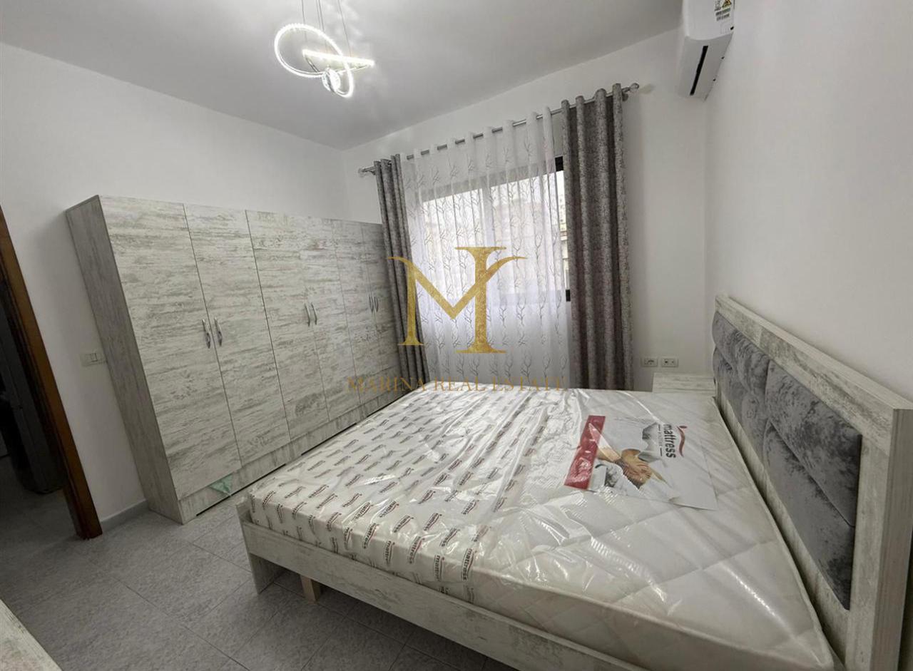 Jepet me qera apartament ne Durres, Qender. 1+1