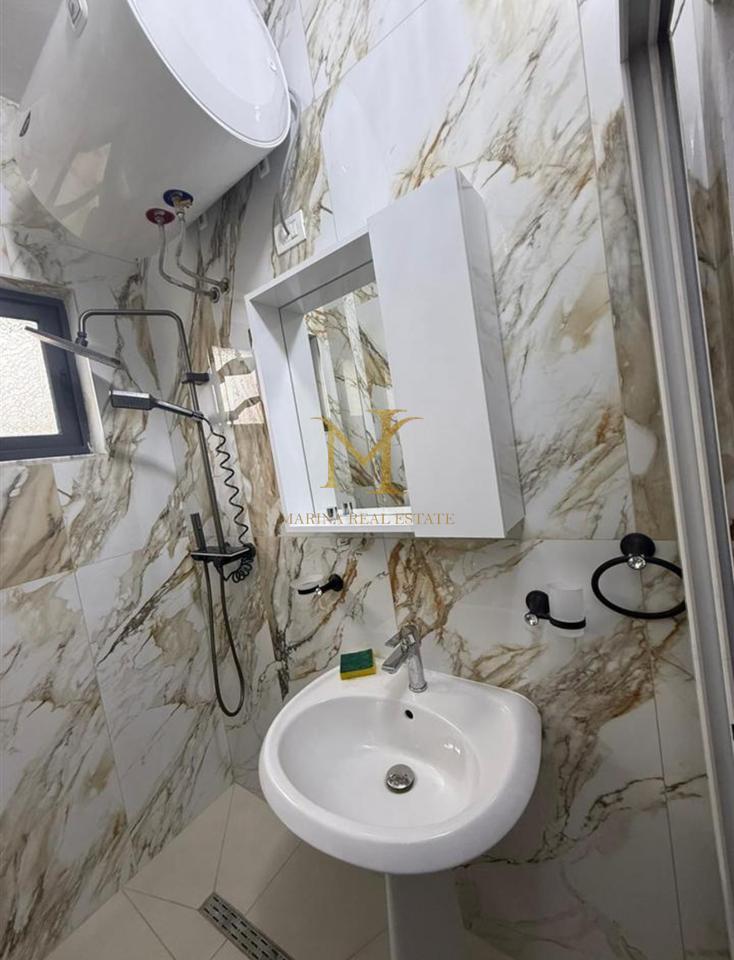 Jepet me qera apartament ne Durres, Qender. 1+1