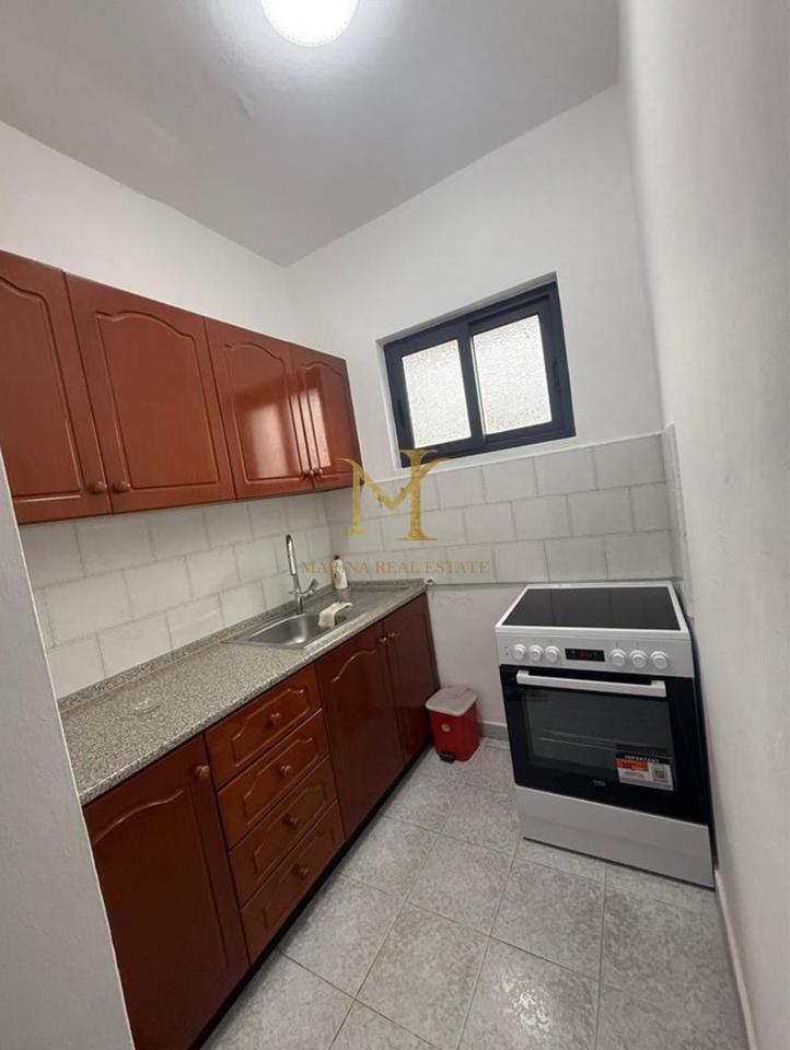 Jepet me qera apartament ne Durres, Qender. 1+1