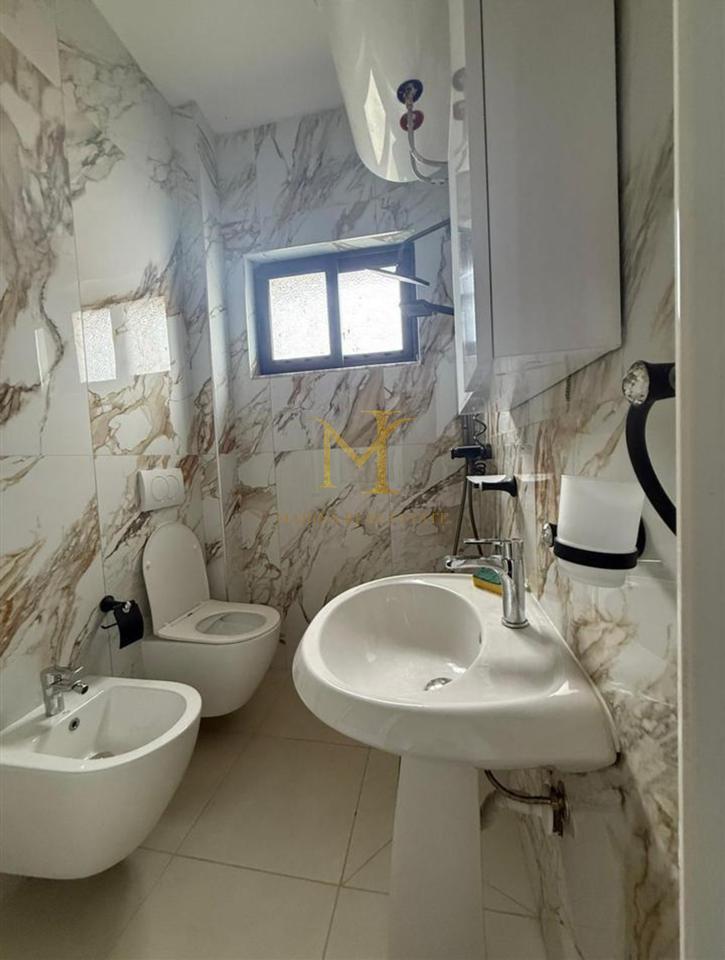 Jepet me qera apartament ne Durres, Qender. 1+1