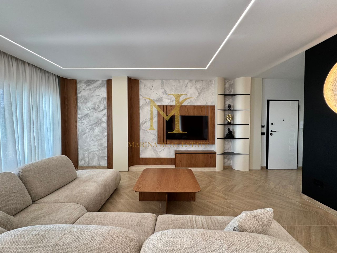 Shitet Papafingo luksoze në vijë të parë të detit, në Plazh pranë Hotel Adriatik.