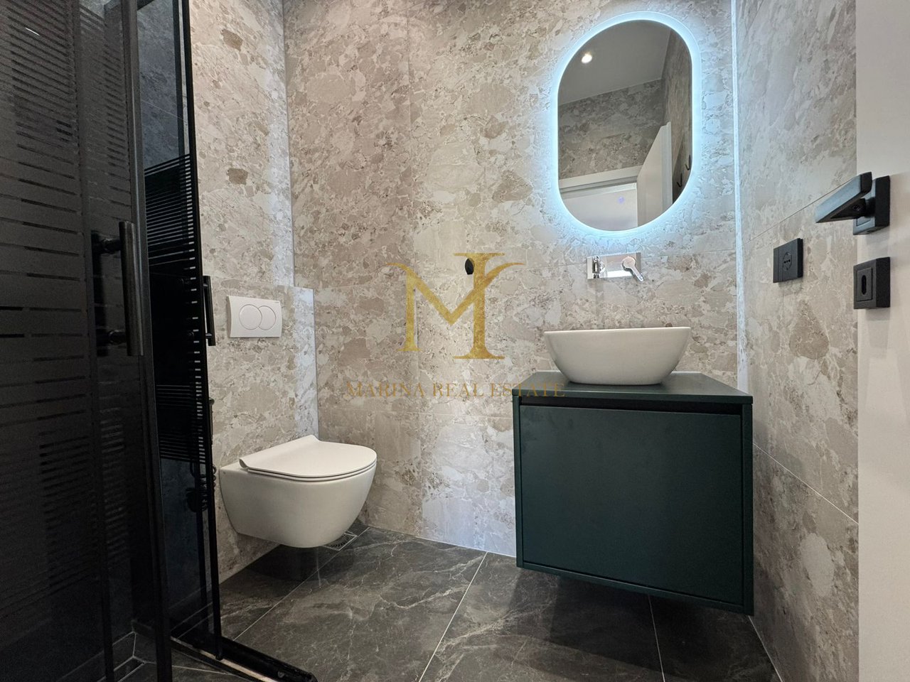 Shitet Papafingo luksoze në vijë të parë të detit, në Plazh pranë Hotel Adriatik.