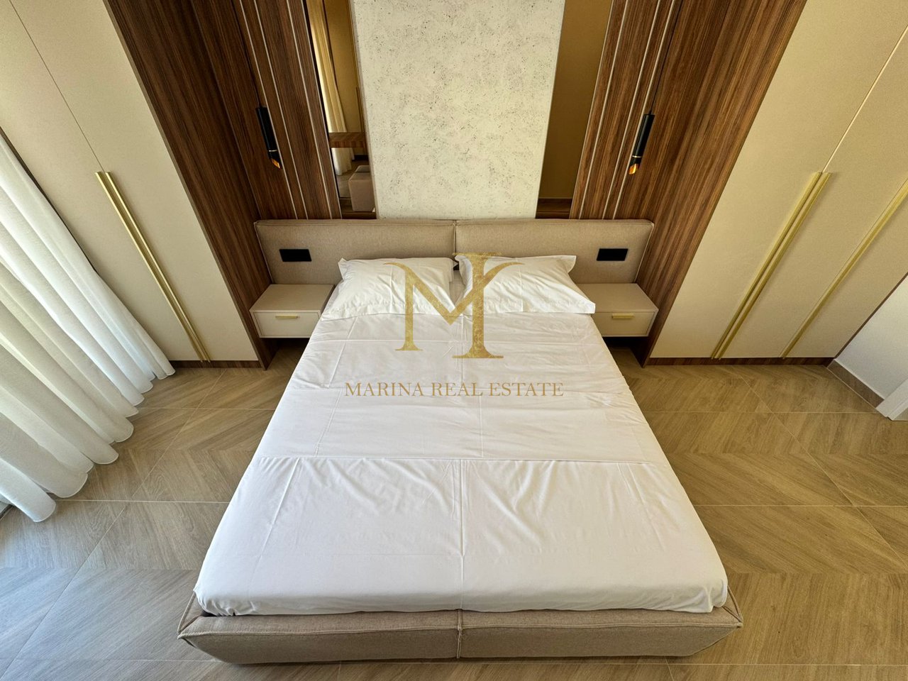 Shitet Papafingo luksoze në vijë të parë të detit, në Plazh pranë Hotel Adriatik.