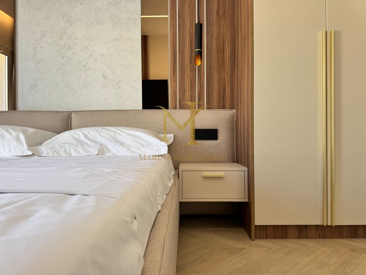 Shitet Papafingo luksoze në vijë të parë të detit, në Plazh pranë Hotel Adriatik.