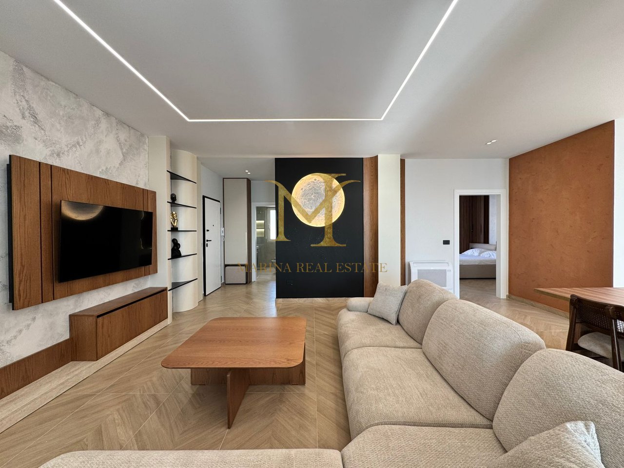 Shitet Papafingo luksoze në vijë të parë të detit, në Plazh pranë Hotel Adriatik.