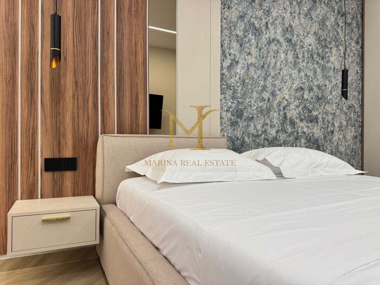 Shitet Papafingo luksoze në vijë të parë të detit, në Plazh pranë Hotel Adriatik.