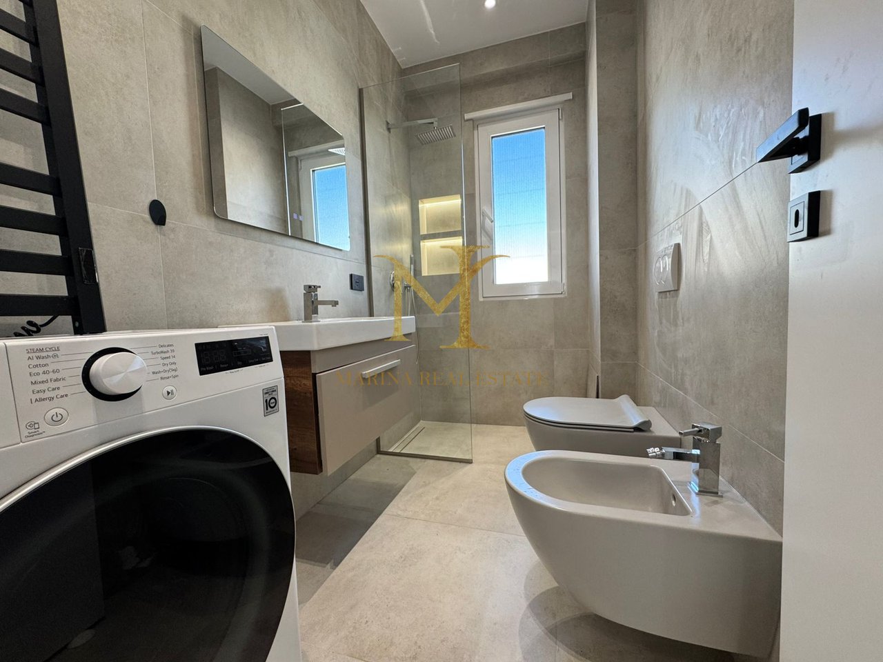 Shitet Papafingo luksoze në vijë të parë të detit, në Plazh pranë Hotel Adriatik.