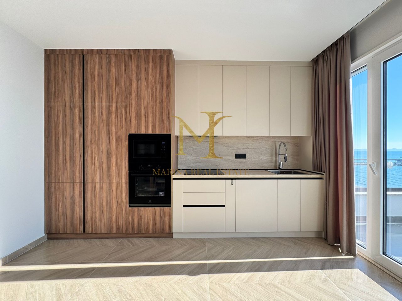 Shitet Papafingo luksoze në vijë të parë të detit, në Plazh pranë Hotel Adriatik.