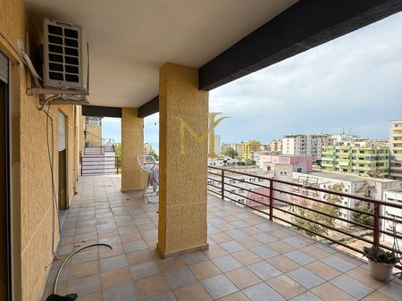 VENDESI IN VENDITA APPARTAMENTO 2+1+ VERANDA, SUPERFICIE 149 M2, PRESSO IL COMPLESSO EKA SULLA SPIAGGIA DI DURAZZO!
