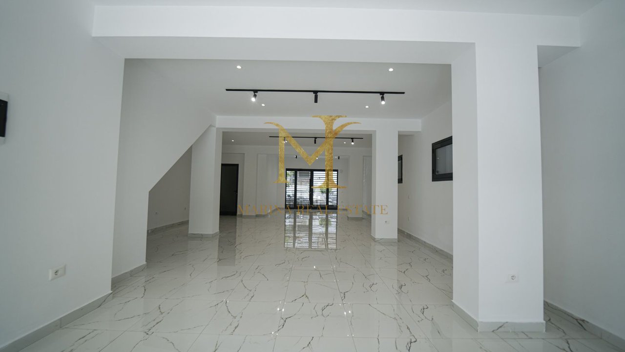 AMBIENTE BUSINESS Durazzo, Centro (Museo dei Martiri)