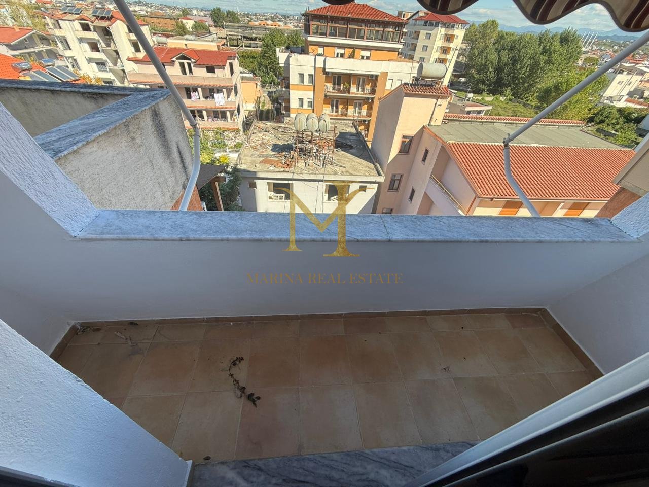IN VENDITA APPARTAMENTO 1+1+ 2 BALCONI, SULLA SPIAGGIA RROTA E KUQE!