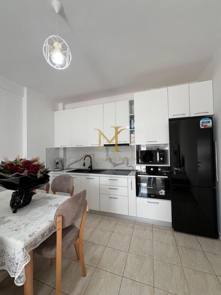 Ofrohet Per Qera Apartament 2+1 me pamje deti , Plazh Durres  !!