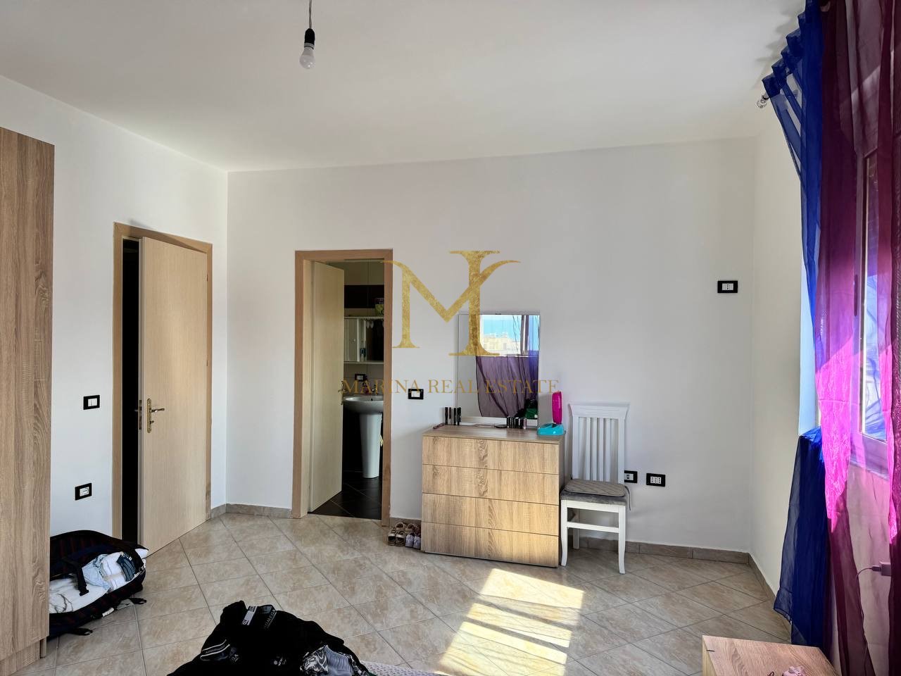 Durres - Jepet me qera 2+1 apartament, zone rrota e kuqe