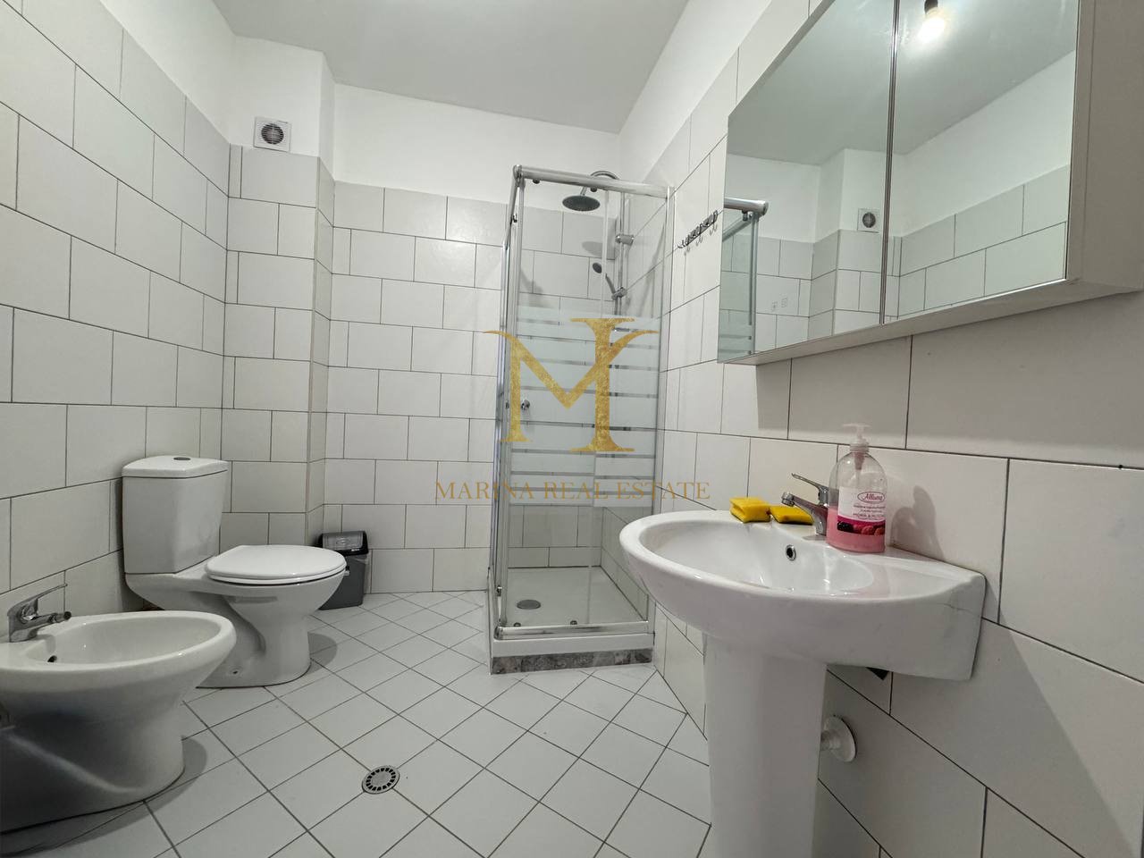 Durres - Jepet me qera 2+1 apartament, zone rrota e kuqe
