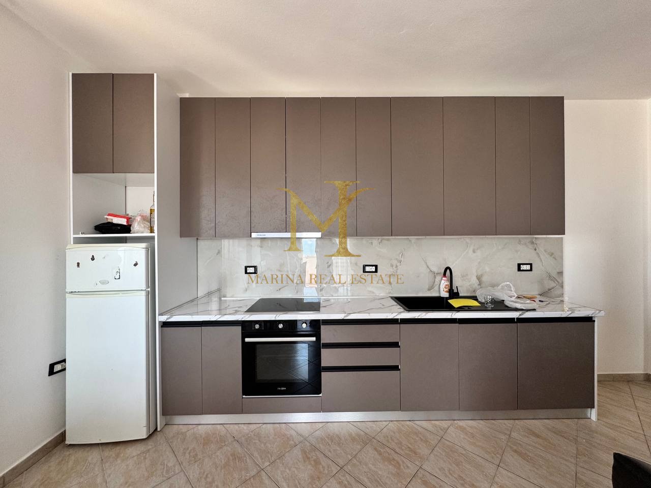 Durres - Jepet me qera 2+1 apartament, zone rrota e kuqe