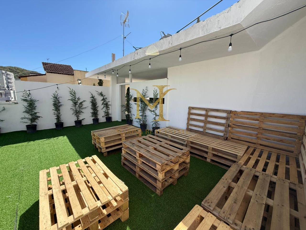 VENDESI APPARTAMENTO 1+1+ VERANDA 60 M2, SCALINATA DI KAVAJA, MAJESTIC!!