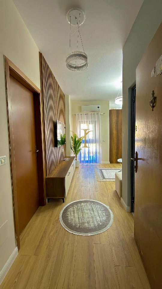 VENDESI APPARTAMENTO 1+1+ VERANDA 60 M2, SCALINATA DI KAVAJA, MAJESTIC!!