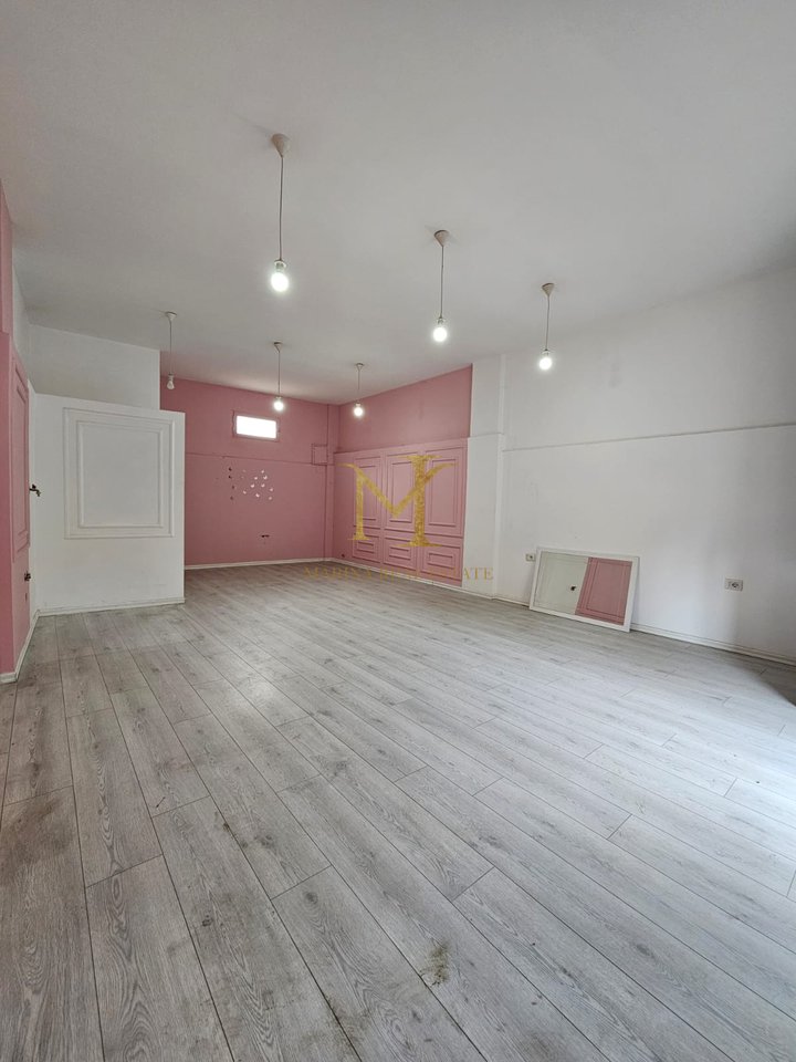 SHITET DYQAN PERBALLE MURIT TE AMFITEATRIT DURRES