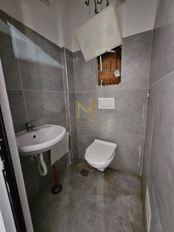 Jepet me qera dyqan pranë Amfiteatri i Durrësit!