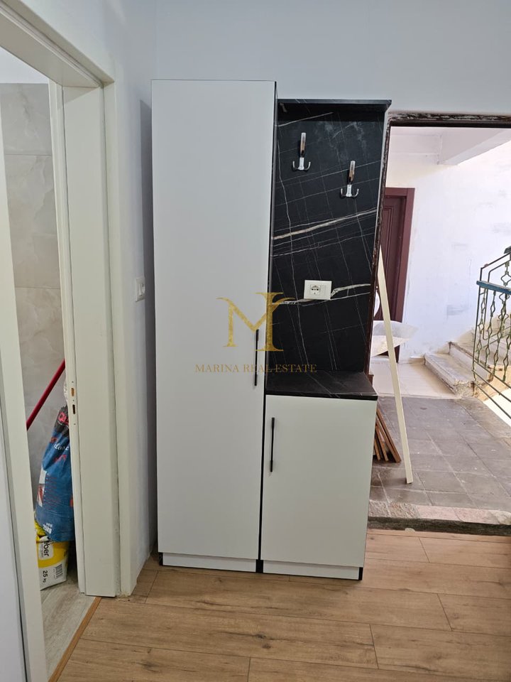 Jepet me qira apartament 2+1, 75 m², kati 2, në pallat ekzistues, në një nga zonat më të preferuara të Durrës, pranë Stadiumi Niko Dovana !