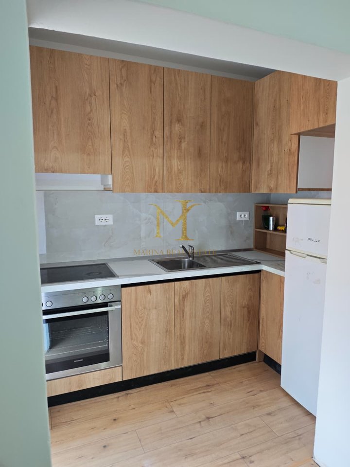 Jepet me qira apartament 2+1, 75 m², kati 2, në pallat ekzistues, në një nga zonat më të preferuara të Durrës, pranë Stadiumi Niko Dovana !