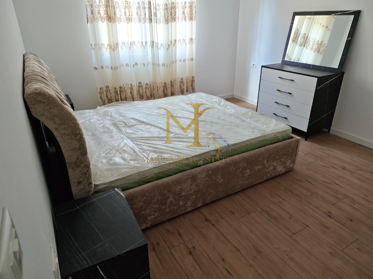 Jepet me qira apartament 2+1, 75 m², kati 2, në pallat ekzistues, në një nga zonat më të preferuara të Durrës, pranë Stadiumi Niko Dovana !