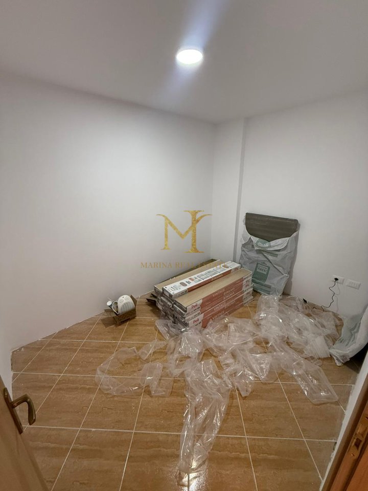 SHITET APARTAMENT 2+1 + DEPO NE NJE PALLAT TE RI NE PLAZH HEKURUDHA !