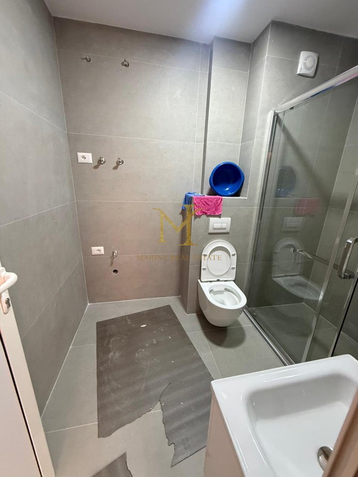 SHITET APARTAMENT 2+1 + DEPO NE NJE PALLAT TE RI NE PLAZH HEKURUDHA !