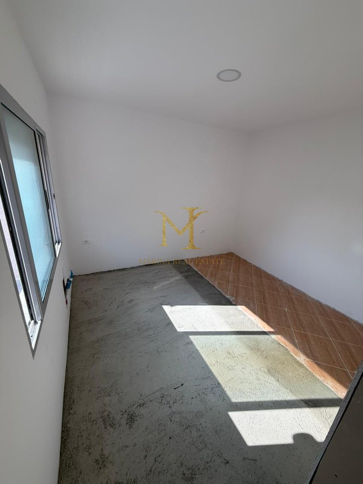 SHITET APARTAMENT 2+1 + DEPO NE NJE PALLAT TE RI NE PLAZH HEKURUDHA !