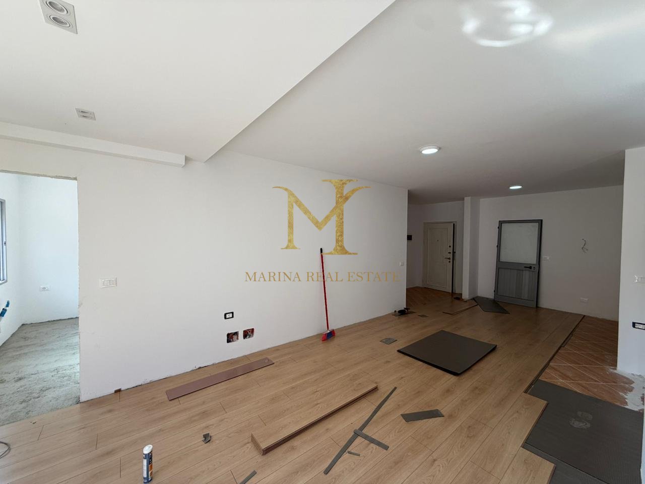 SHITET APARTAMENT 2+1 + DEPO NE NJE PALLAT TE RI NE PLAZH HEKURUDHA !