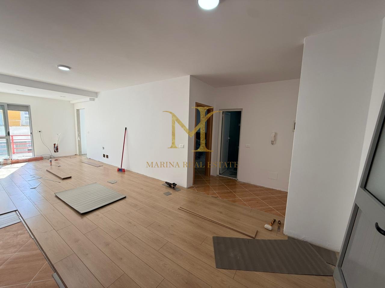 SHITET APARTAMENT 2+1 + DEPO NE NJE PALLAT TE RI NE PLAZH HEKURUDHA !